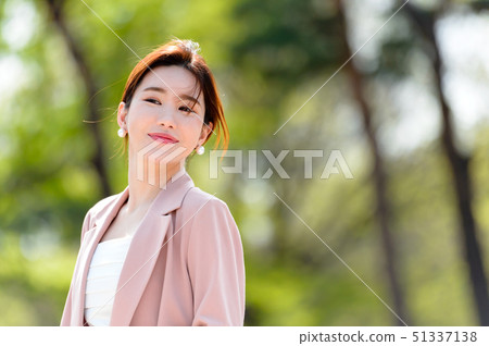 The expression of a Korean woman who is full of confidence, lifestyle, rest in a park 51337138