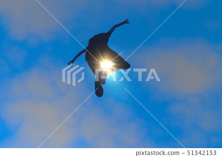跳在天空中 跳在天空中 51342153