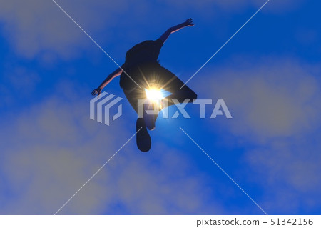 跳在天空中 跳在天空中 51342156