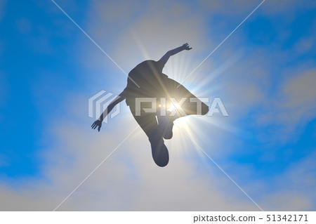 跳在天空中 51342171