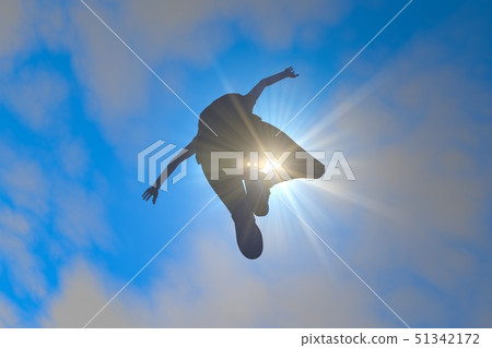跳在天空中 51342172