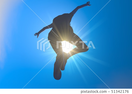 跳在天空中 51342176