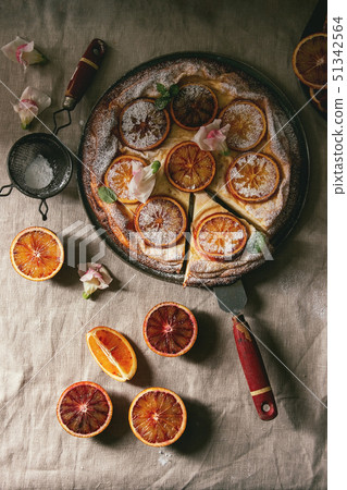 Cake with blood orange 51342564