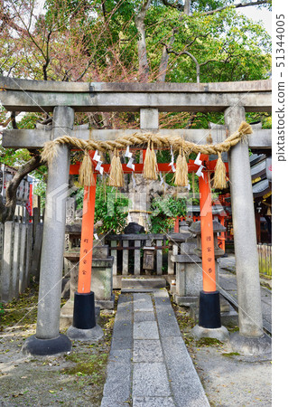 Mr. Iwakami of the Inari Shrine and Okamiki Mochi-no-ki (Kyoto) Mr. Iwakami of the Inari Shrine and Okamiki Mochi-no-ki (Kyoto) 51344005