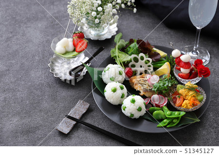 豆飯糰和飯糰一盤 51345127