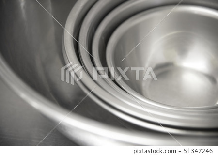 用於烹飪的廚房不銹鋼碗和大小尺寸的糖果 51347246