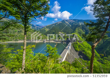 新鮮的綠色奧多摩湖，從頂部廣場的山脊 51352959