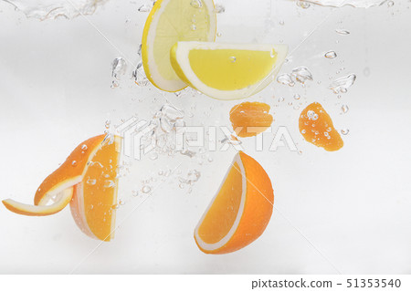 水下橙和檸檬 水下橙和檸檬 51353540