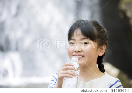 女孩飲用的瀑布和礦泉水 女孩飲用的瀑布和礦泉水 51365624
