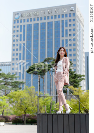The expression of a Korean woman who is full of confidence, lifestyle, rest in a park The expression of a Korean woman who is full of confidence, lifestyle, rest in a park 51368167