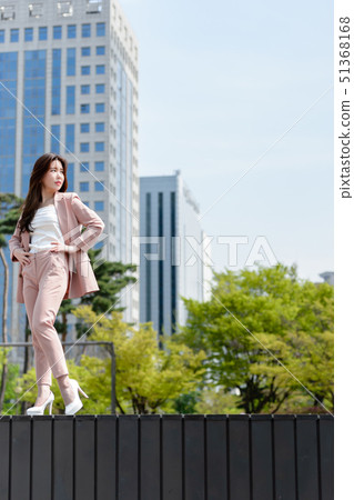 一個充滿自信,生活方式,在公園休息的韓國女人的表達 一個充滿自信,生活方式,在公園休息的韓國女人的表達 51368168