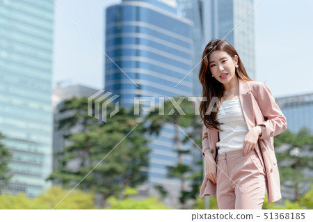 The expression of a Korean woman who is full of confidence, lifestyle, rest in a park 51368185