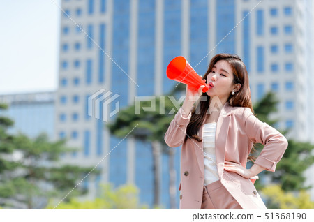 The expression of a Korean woman who is full of confidence, lifestyle, rest in a park 51368190