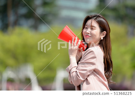 The expression of a Korean woman who is full of confidence, lifestyle, rest in a park 51368225