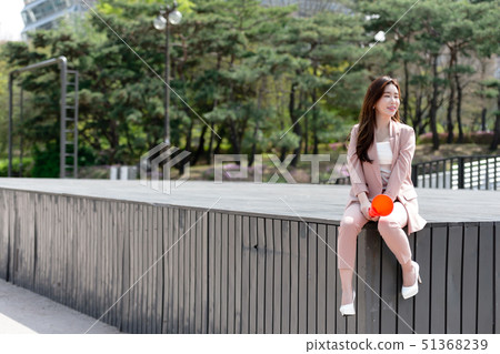 The expression of a Korean woman who is full of confidence, lifestyle, rest in a park 51368239