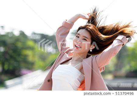 The expression of a Korean woman who is full of confidence, lifestyle, rest in a park 51370496