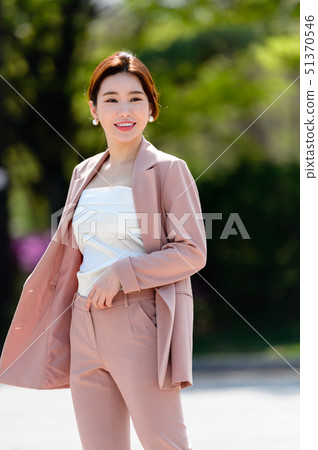 一個充滿自信,生活方式,在公園休息的韓國女人的表達 一個充滿自信,生活方式,在公園休息的韓國女人的表達 51370546