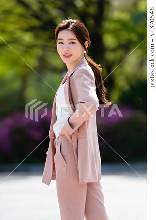 一個充滿自信,生活方式,在公園休息的韓國女人的表達 一個充滿自信,生活方式,在公園休息的韓國女人的表達 51370548