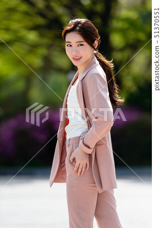 一個充滿自信，生活方式，在公園休息的韓國女人的表達 51370551