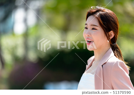 一個充滿自信,生活方式,在公園休息的韓國女人的表達 一個充滿自信,生活方式,在公園休息的韓國女人的表達 51370590