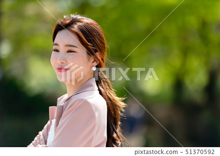 一個充滿自信，生活方式，在公園休息的韓國女人的表達 51370592