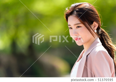 The expression of a Korean woman who is full of confidence, lifestyle, rest in a park 51370595