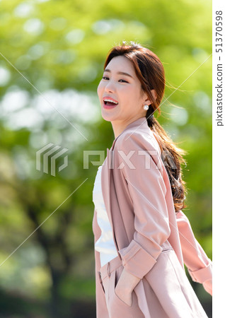 一個充滿自信,生活方式,在公園休息的韓國女人的表達 一個充滿自信,生活方式,在公園休息的韓國女人的表達 51370598