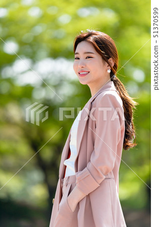 一個充滿自信,生活方式,在公園休息的韓國女人的表達 一個充滿自信,生活方式,在公園休息的韓國女人的表達 51370599