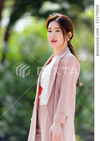 一個充滿自信,生活方式,在公園休息的韓國女人的表達 一個充滿自信,生活方式,在公園休息的韓國女人的表達 51370600