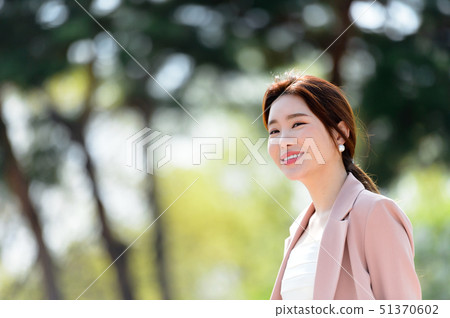 一個充滿自信,生活方式,在公園休息的韓國女人的表達 一個充滿自信,生活方式,在公園休息的韓國女人的表達 51370602