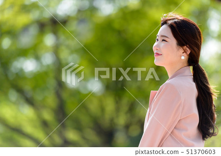一個充滿自信,生活方式,在公園休息的韓國女人的表達 一個充滿自信,生活方式,在公園休息的韓國女人的表達 51370603