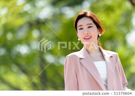 一個充滿自信,生活方式,在公園休息的韓國女人的表達 一個充滿自信,生活方式,在公園休息的韓國女人的表達 51370604