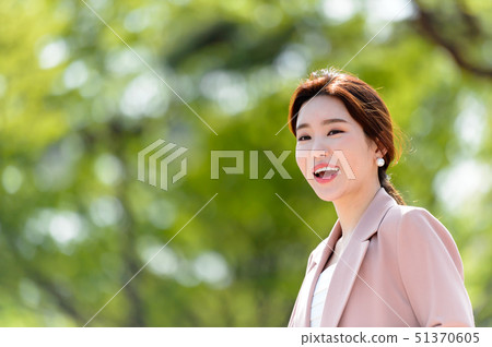 一個充滿自信，生活方式，在公園休息的韓國女人的表達 51370605