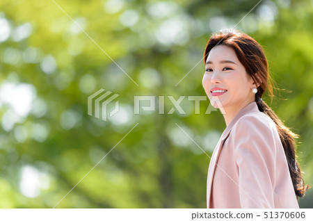 一個充滿自信,生活方式,在公園休息的韓國女人的表達 一個充滿自信,生活方式,在公園休息的韓國女人的表達 51370606