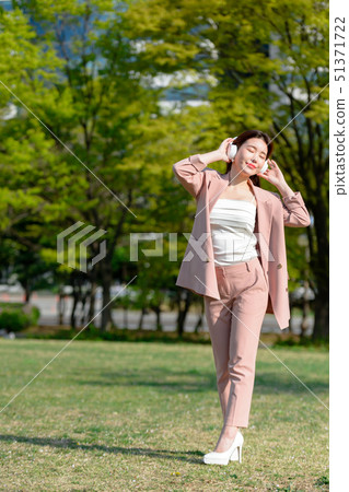 韓國女性的表達,生活方式,在公園放鬆 韓國女性的表達,生活方式,在公園放鬆 51371722