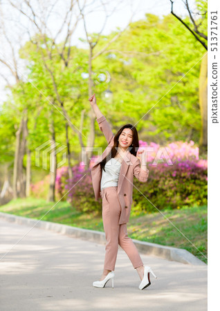 韓國女性的表達,生活方式,在公園放鬆 韓國女性的表達,生活方式,在公園放鬆 51371761