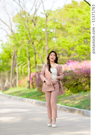韓國女性的表達,生活方式,在公園放鬆 韓國女性的表達,生活方式,在公園放鬆 51371763
