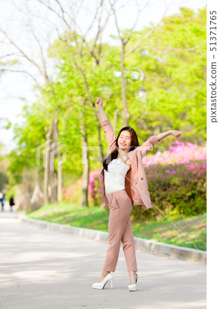 韓國女性的表達,生活方式,在公園放鬆 韓國女性的表達,生活方式,在公園放鬆 51371765