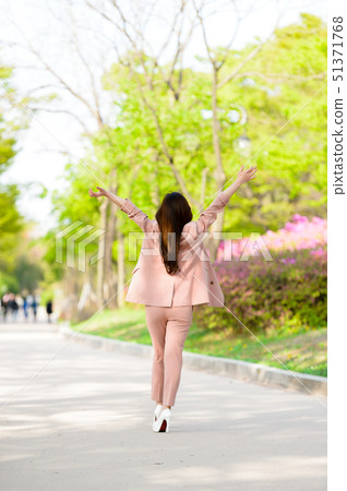 韓國女性的表達,生活方式,在公園放鬆 韓國女性的表達,生活方式,在公園放鬆 51371768