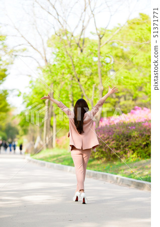 韓國女性的表達，生活方式，在公園放鬆 51371771