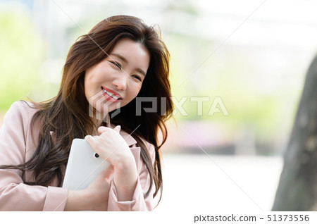 The expression of a Korean woman who is full of confidence, lifestyle, rest in a park The expression of a Korean woman who is full of confidence, lifestyle, rest in a park 51373556