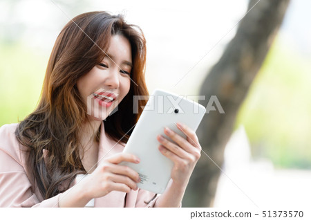 The expression of a Korean woman who is full of confidence, lifestyle, rest in a park The expression of a Korean woman who is full of confidence, lifestyle, rest in a park 51373570