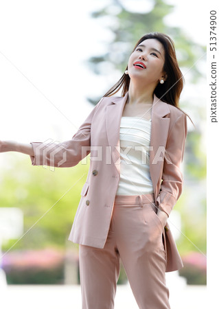 韓國女性的表達,生活方式,在公園放鬆 韓國女性的表達,生活方式,在公園放鬆 51374900