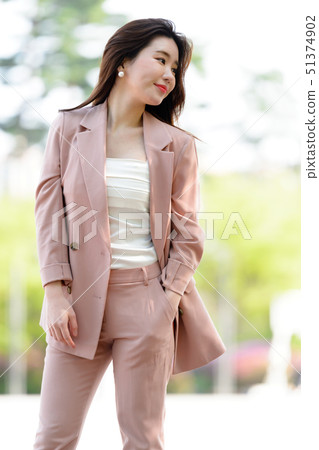 韓國女性的表達,生活方式,在公園放鬆 韓國女性的表達,生活方式,在公園放鬆 51374902