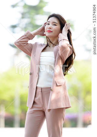 韓國女性的表達，生活方式，在公園放鬆 51374904