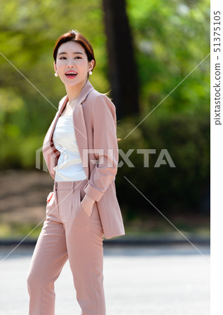 The expression of a Korean woman who is full of confidence, lifestyle, rest in a park The expression of a Korean woman who is full of confidence, lifestyle, rest in a park 51375105