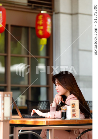 一個充滿自信,生活方式,在公園休息的韓國女人的表達 一個充滿自信,生活方式,在公園休息的韓國女人的表達 51375300