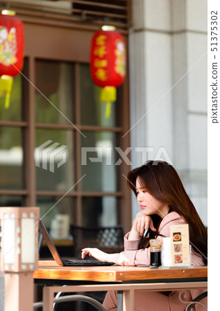 一個充滿自信,生活方式,在公園休息的韓國女人的表達 一個充滿自信,生活方式,在公園休息的韓國女人的表達 51375302