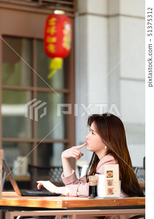 一個充滿自信,生活方式,在公園休息的韓國女人的表達 一個充滿自信,生活方式,在公園休息的韓國女人的表達 51375312
