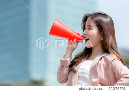 The expression of a Korean woman who is full of confidence, lifestyle, rest in a park The expression of a Korean woman who is full of confidence, lifestyle, rest in a park 51376792